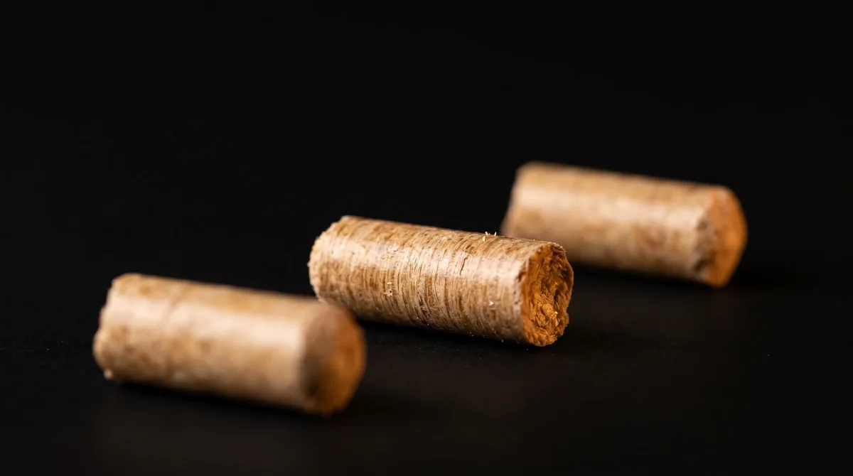 Makro - trzy granulki pelletu drzewnego ENplus A1 - gładkie powierzchnie bez pyłu - niska zawartość popiołu - ochrona kotła na pellet